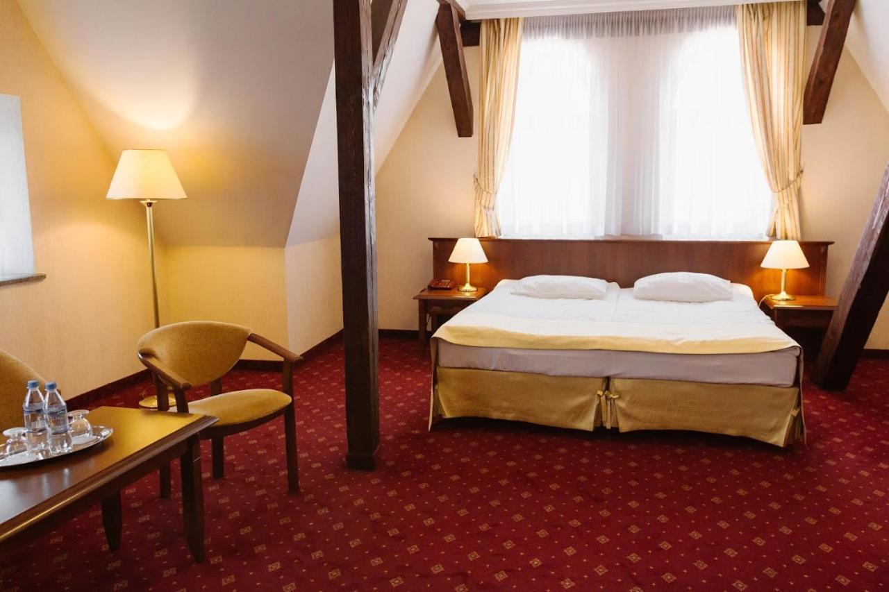 Hotel Jakub Sobieski Oława Exteriör bild